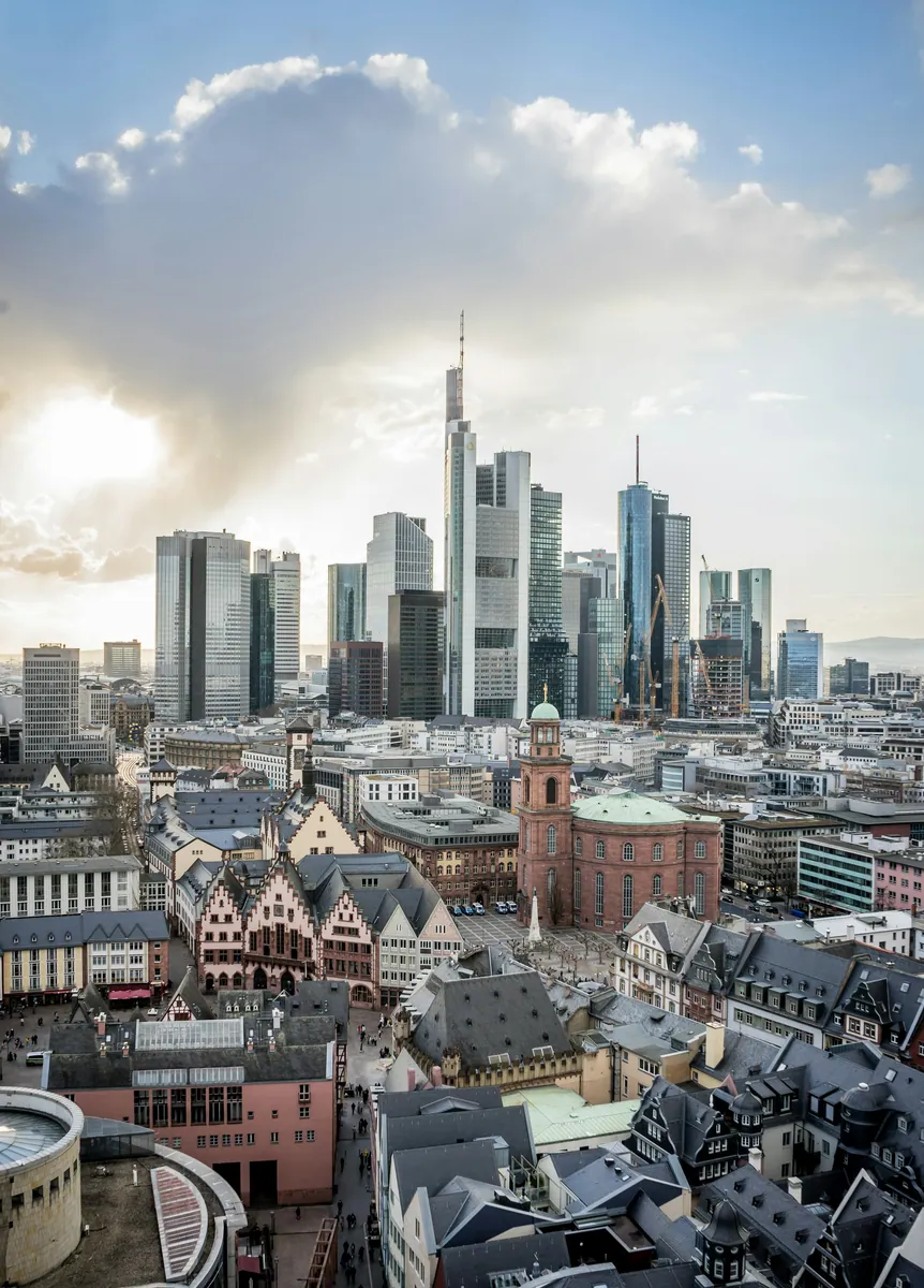 Blick über die Frankfurter Altstadt mit Paulskirche und Römer auf die Hochhäuser der Bankenskyline