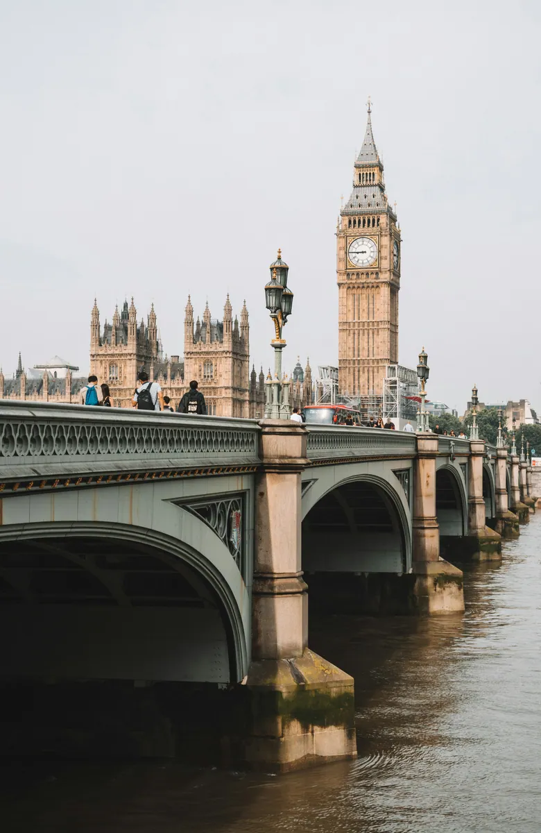 Westminster Bridge über die Themse mit Big Ben und dem Parlamentsgebäude in London an einem bewölkten Tag