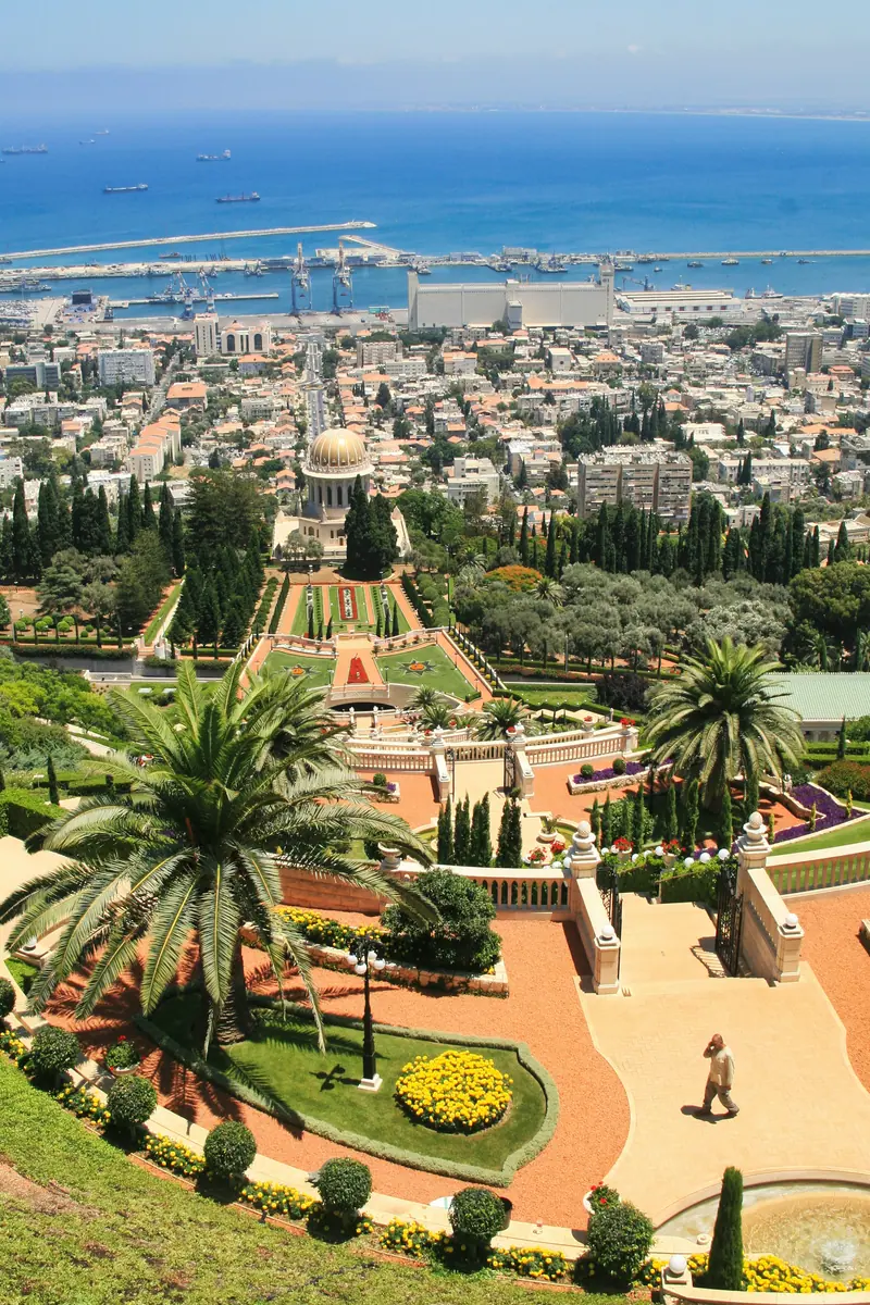 Terrassen der Bahai-Gärten mit dem goldenen Kuppelschrein des Bab, darunter Haifa und der Hafen am Mittelmeer