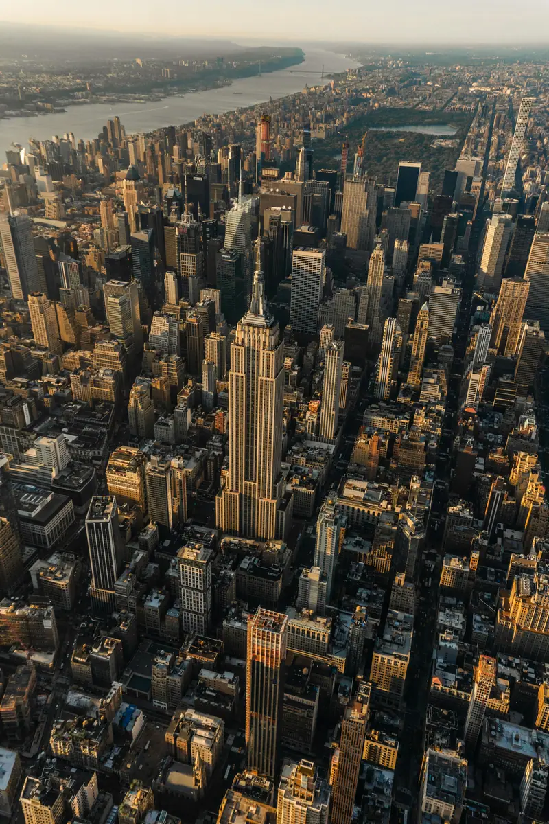Luftaufnahme von Manhattan mit dem Empire State Building, dahinter Central Park und der Hudson River