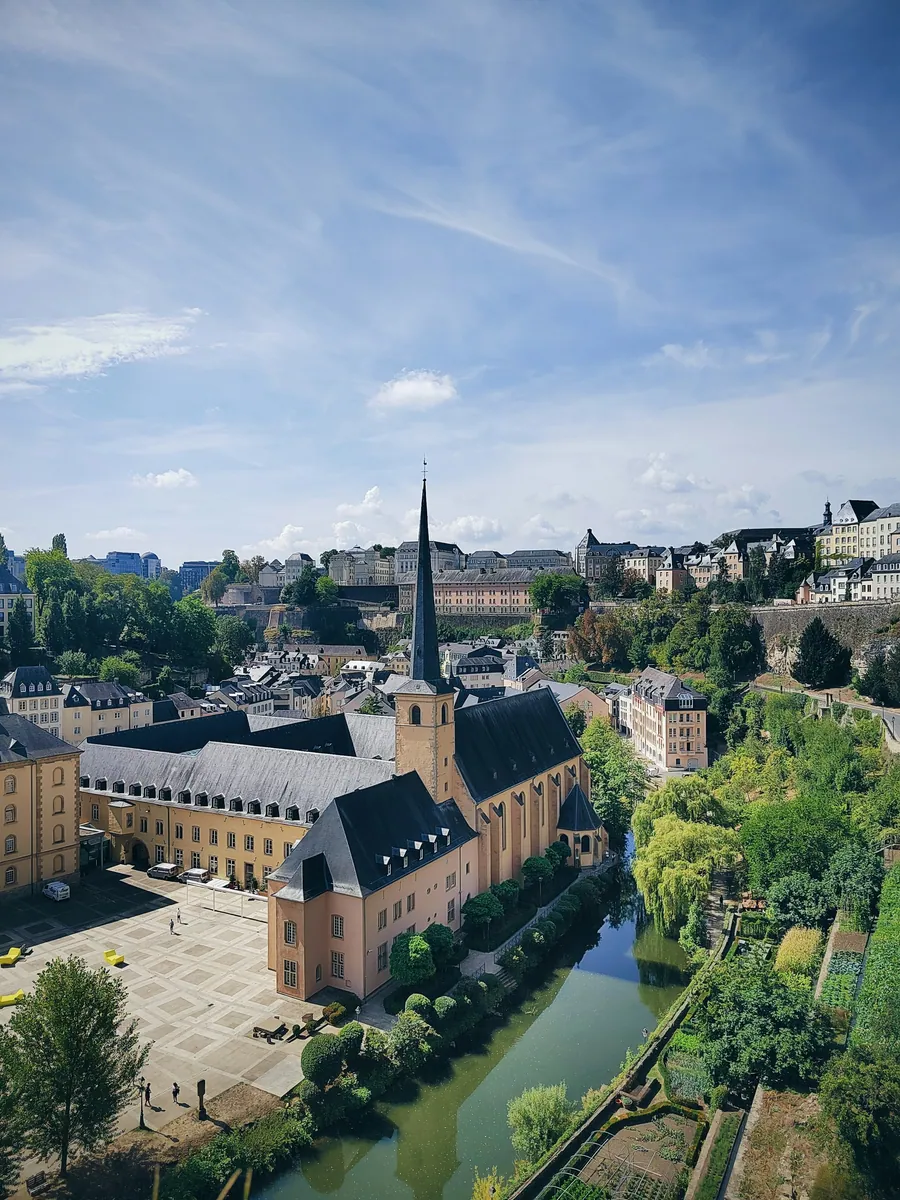 Blick von oben auf die Abtei Neumünster und die Alzette im Grund, darüber die Oberstadt von Luxemburg
